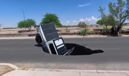 Veh�culo cae en socav�n