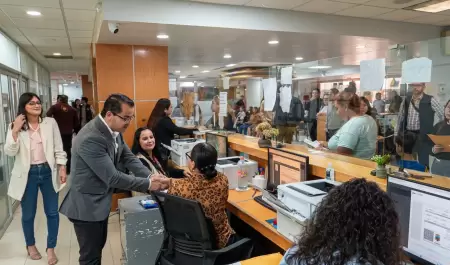 Abdiel Guti�rrez recorre oficinas de Palacio Municipal y reconoce labor del pers