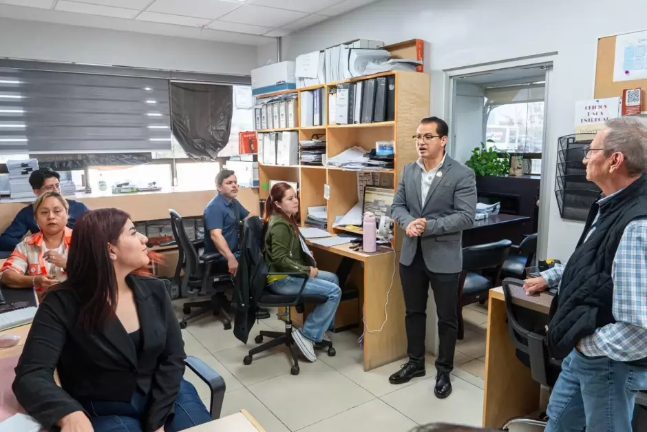 Abdiel Guti�rrez recorre oficinas de Palacio Municipal y reconoce labor del personal