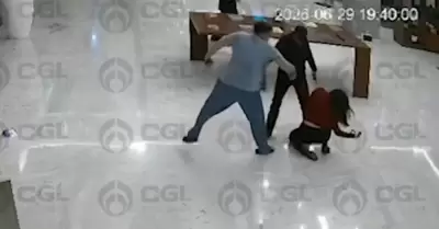 Empresario agrede a recepcionista de hotel