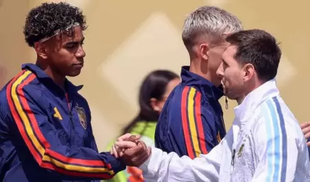 Saludo entre Leo Messi y Lamine Yamal