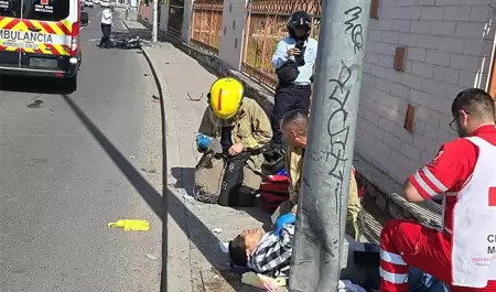 Motociclista choca con poste