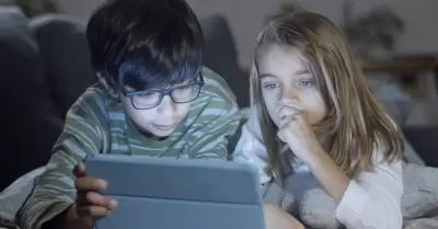 Ni�os con dispositivo electr�nico