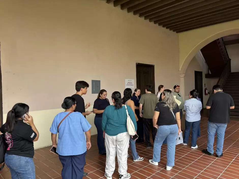 Manifestaci�n de padres de familia en oficinas de la SEC