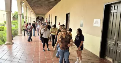 Manifestaci�n de padres de familia en oficinas de la SEC