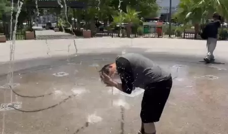 Joven se refresca en fuente del Jard�n Ju�rez